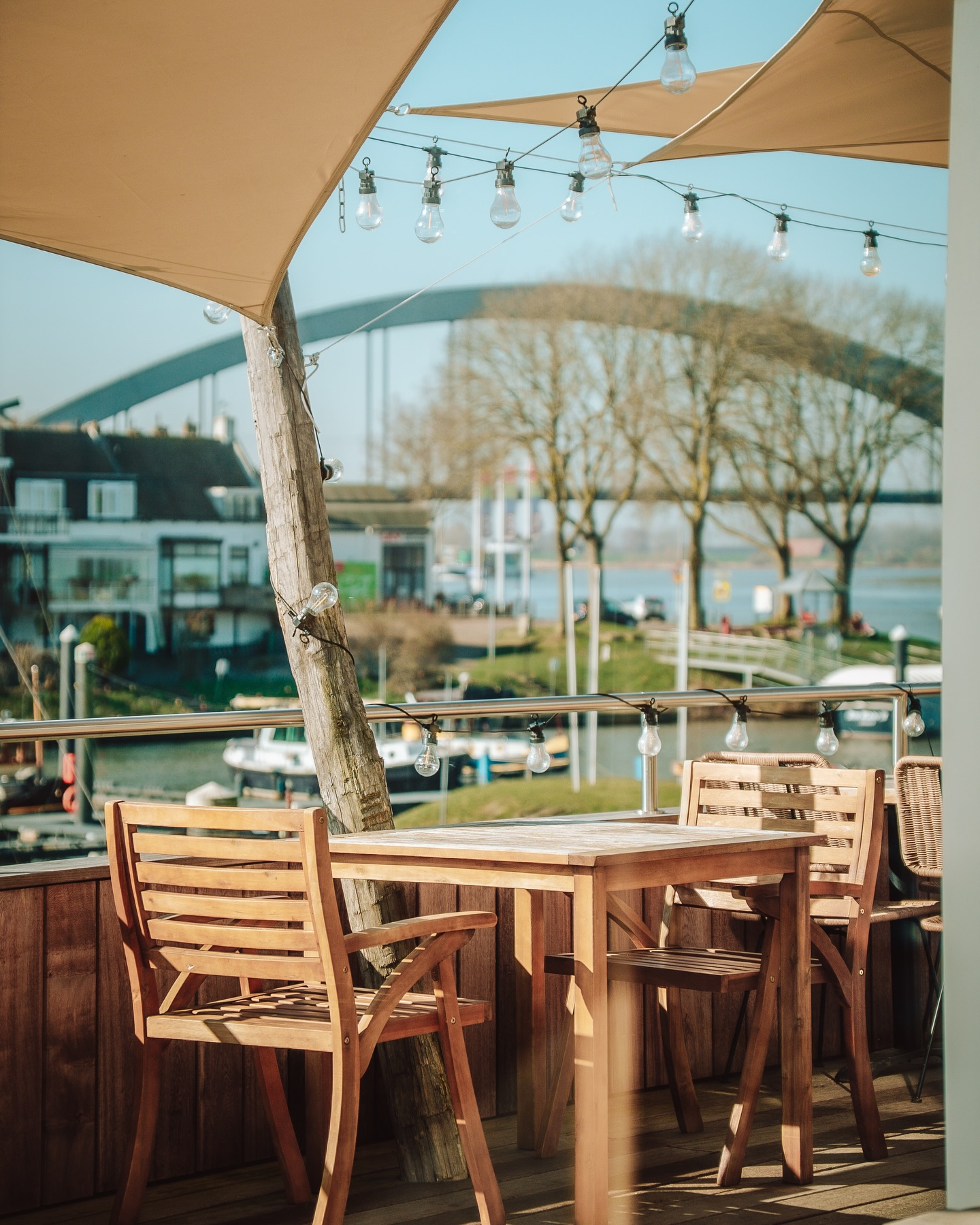 Kade7 terras — uitzicht op het water